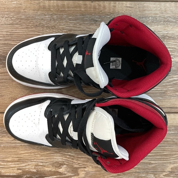 Air Jordan 1 Mid GS ‘Black Gym Red’ - US 5.5 Youth/US 7 Women - Picture 3 of 4